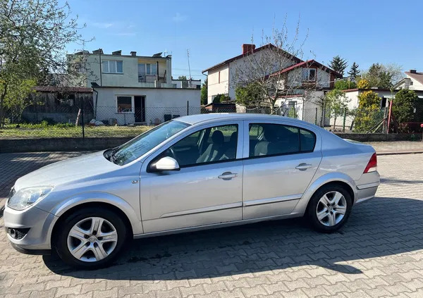 Opel Astra cena 8000 przebieg: 172000, rok produkcji 2008 z Dukla